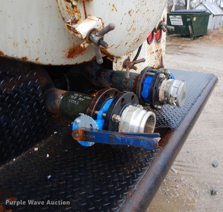 image for item GG9700 1995 Peterbilt 378 tank truck