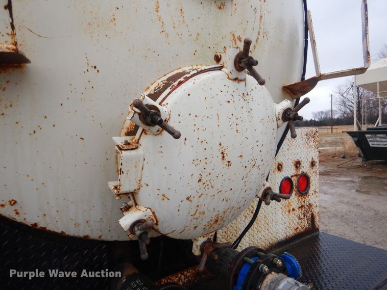 image for item GG9700 1995 Peterbilt 378 tank truck