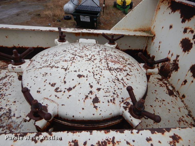 image for item GG9700 1995 Peterbilt 378 tank truck