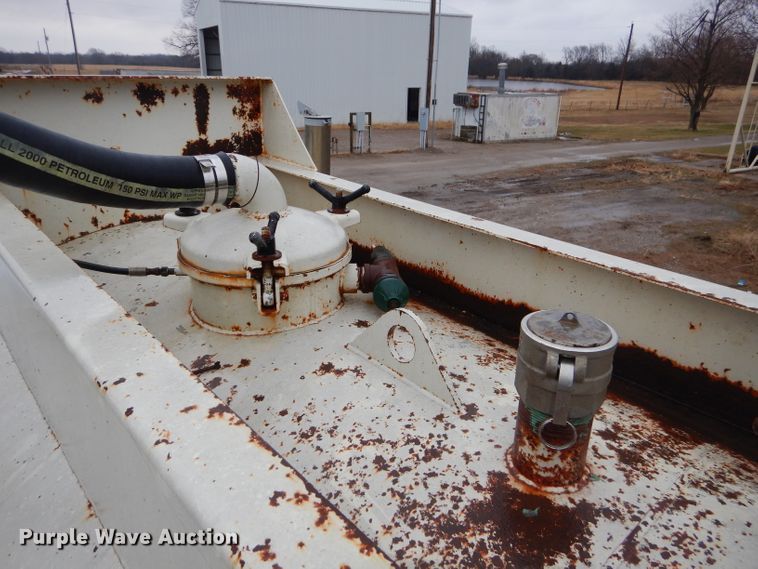 image for item GG9700 1995 Peterbilt 378 tank truck