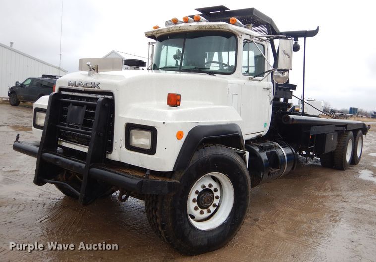 image for item GG9701 1995 Mack RD6 winch truck