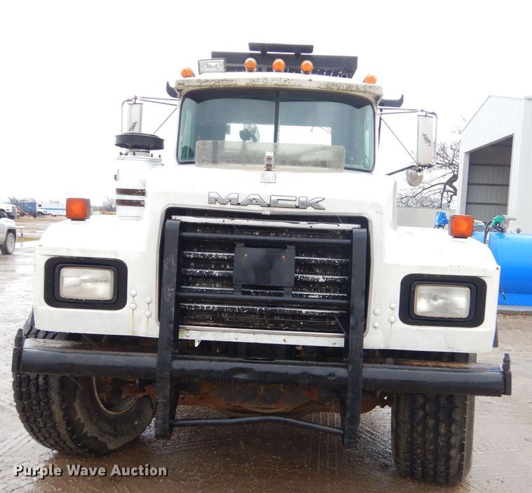image for item GG9701 1995 Mack RD6 winch truck
