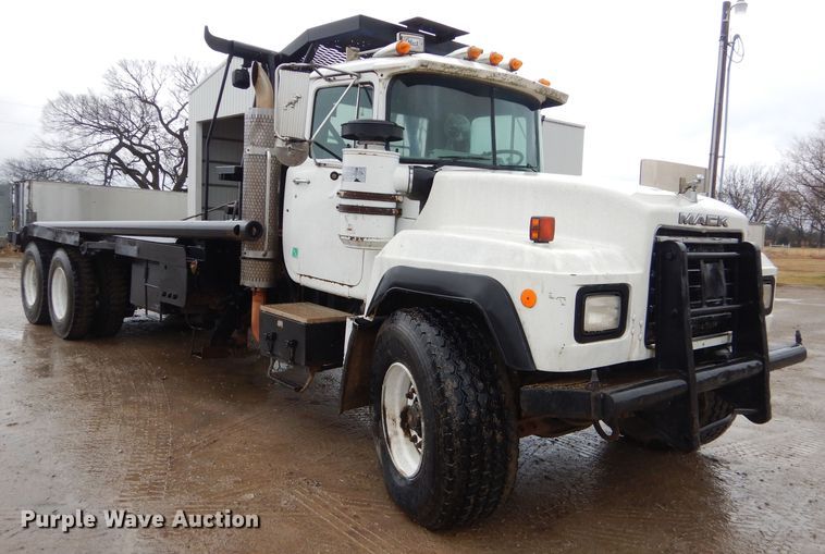 image for item GG9701 1995 Mack RD6 winch truck