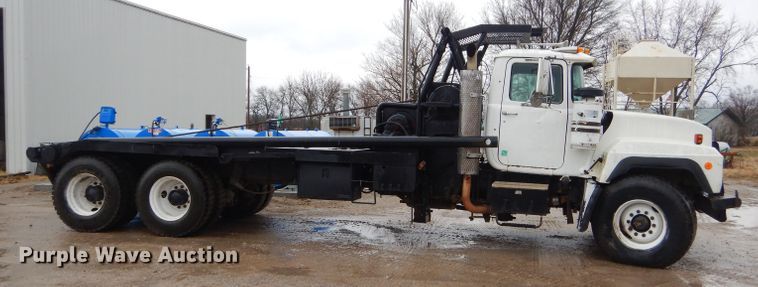 image for item GG9701 1995 Mack RD6 winch truck