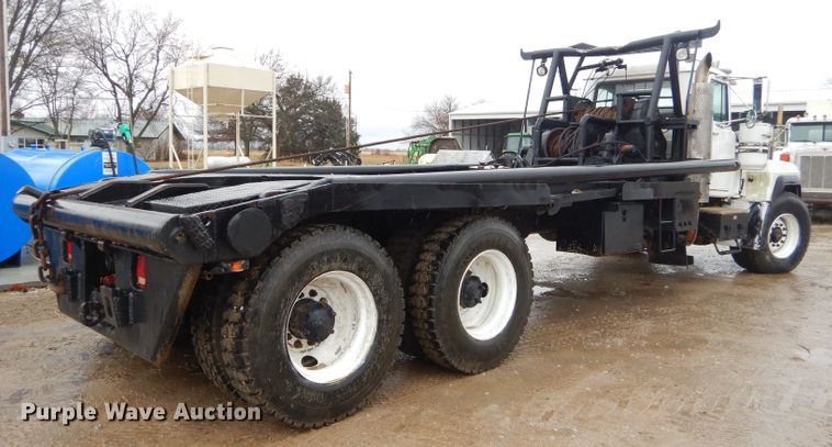 image for item GG9701 1995 Mack RD6 winch truck