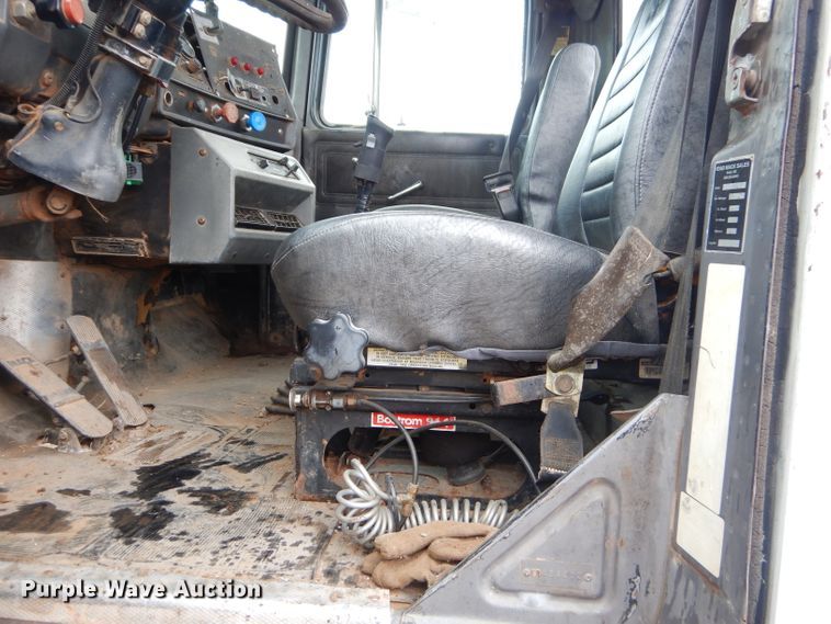 image for item GG9701 1995 Mack RD6 winch truck