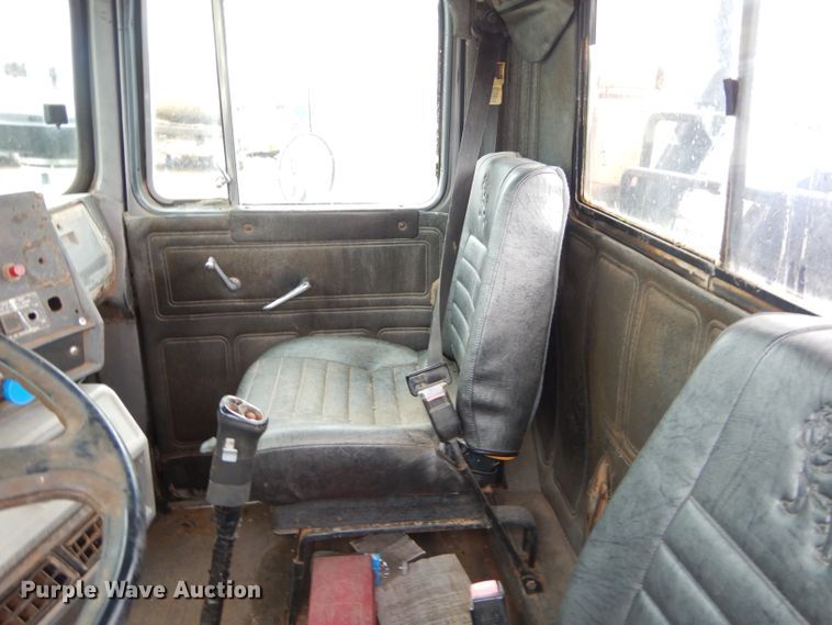 image for item GG9701 1995 Mack RD6 winch truck