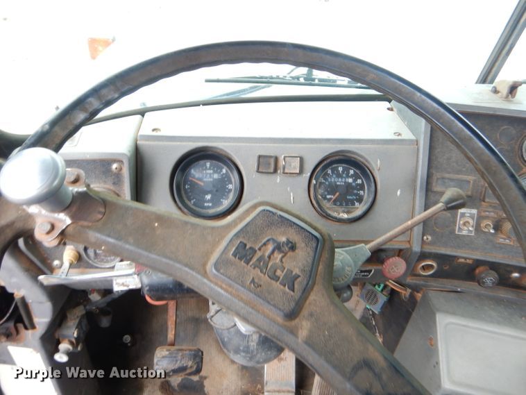 image for item GG9701 1995 Mack RD6 winch truck