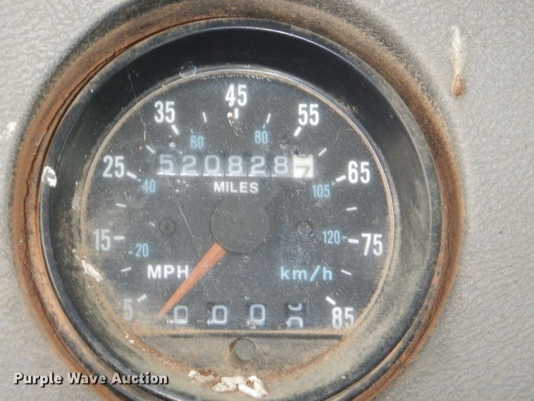 image for item GG9701 1995 Mack RD6 winch truck