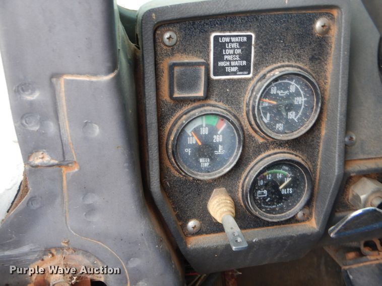 image for item GG9701 1995 Mack RD6 winch truck