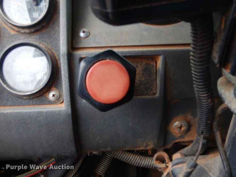 image for item GG9701 1995 Mack RD6 winch truck