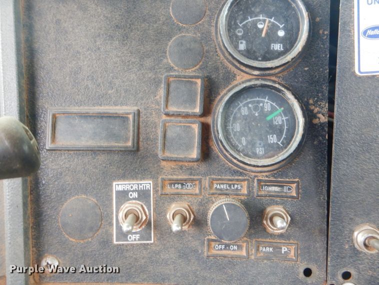 image for item GG9701 1995 Mack RD6 winch truck