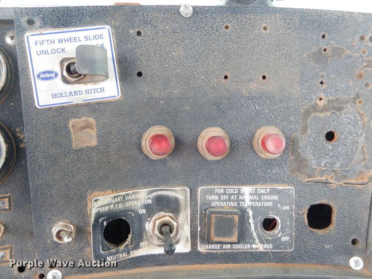 image for item GG9701 1995 Mack RD6 winch truck