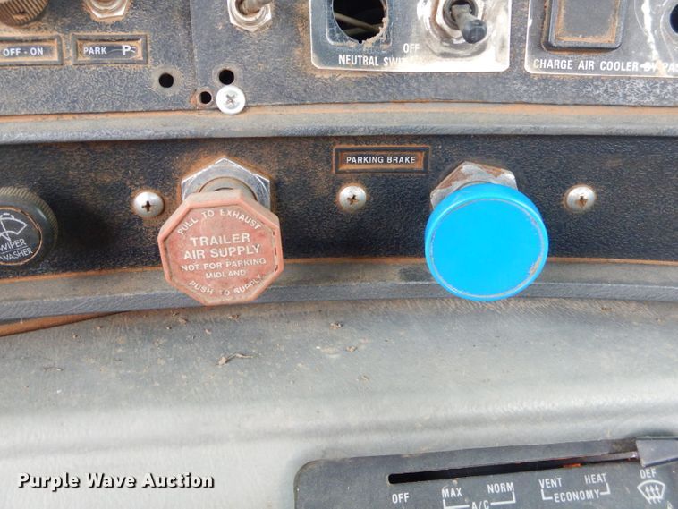 image for item GG9701 1995 Mack RD6 winch truck