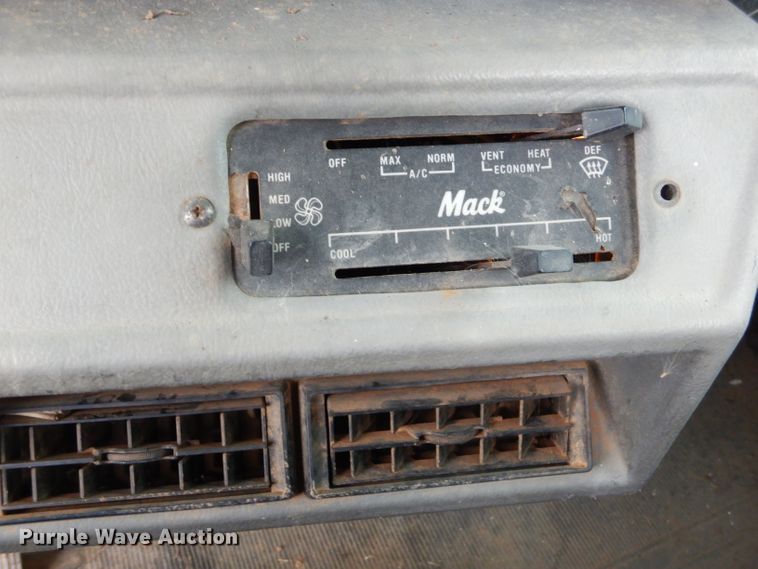 image for item GG9701 1995 Mack RD6 winch truck