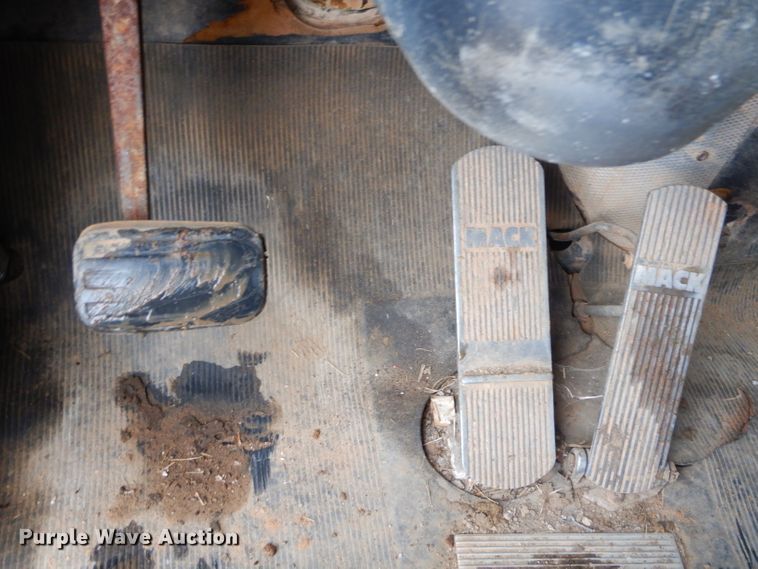 image for item GG9701 1995 Mack RD6 winch truck