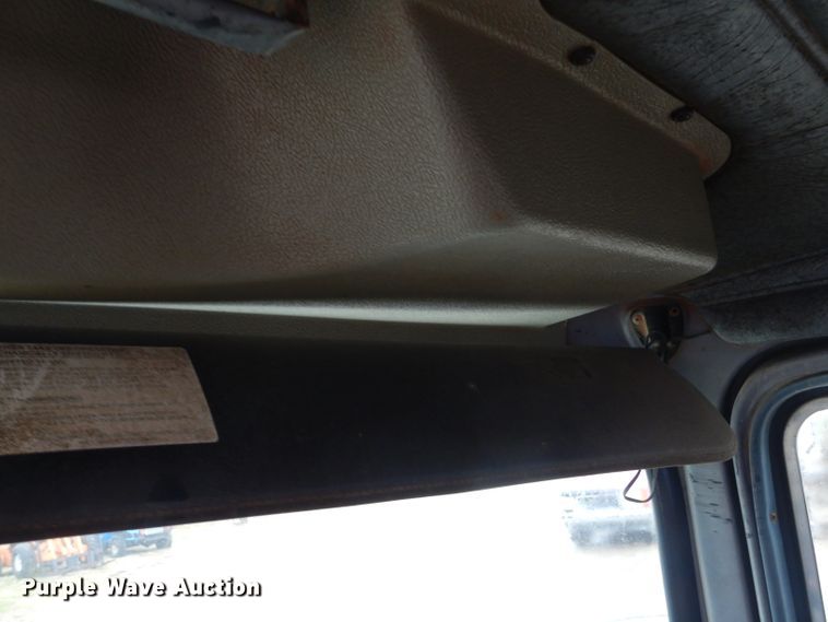 image for item GG9701 1995 Mack RD6 winch truck