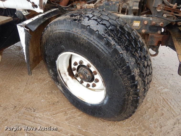 image for item GG9701 1995 Mack RD6 winch truck