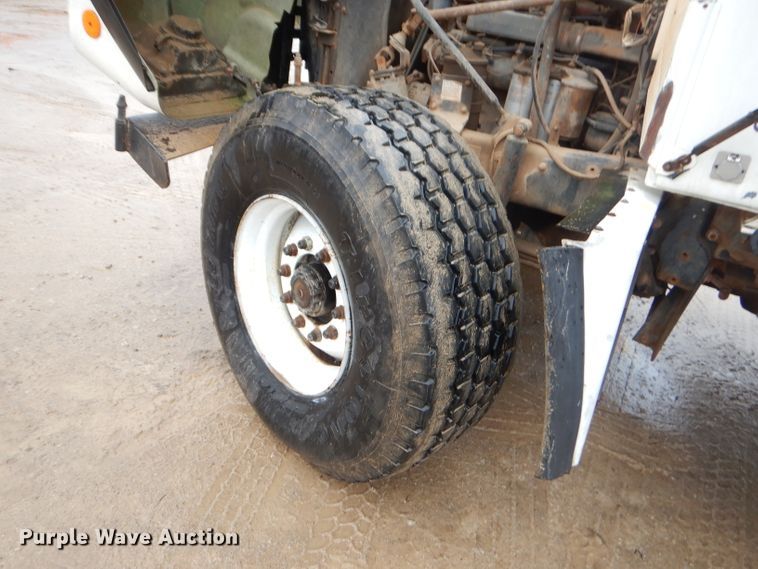 image for item GG9701 1995 Mack RD6 winch truck