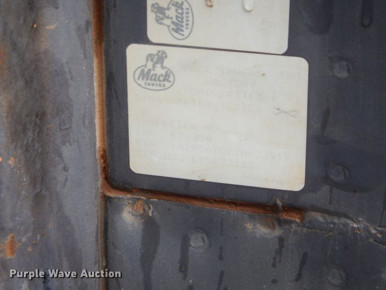 image for item GG9701 1995 Mack RD6 winch truck