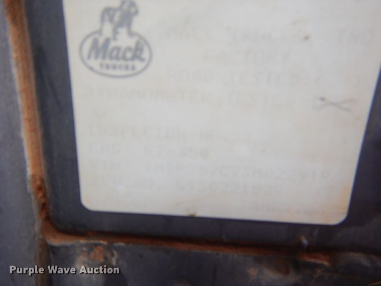 image for item GG9701 1995 Mack RD6 winch truck