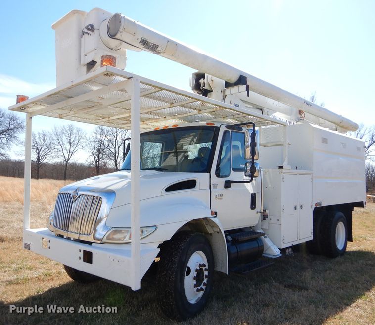 image for item GG9722 2003 International 4200 forestry bucket truck