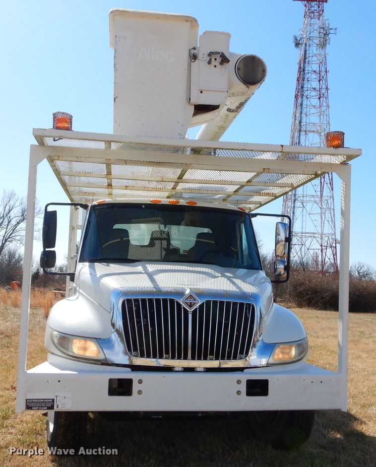 image for item GG9722 2003 International 4200 forestry bucket truck