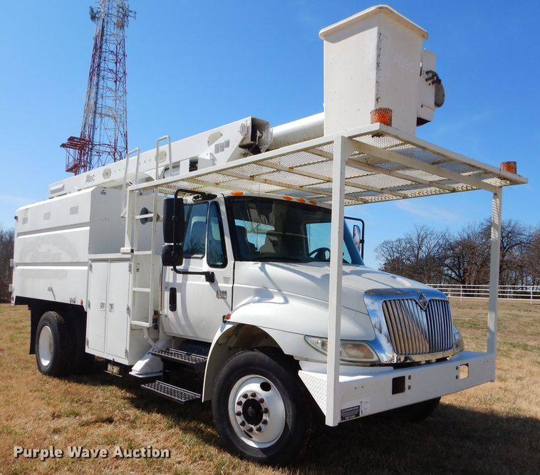 image for item GG9722 2003 International 4200 forestry bucket truck