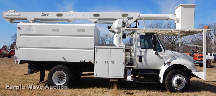 image for item GG9722 2003 International 4200 forestry bucket truck