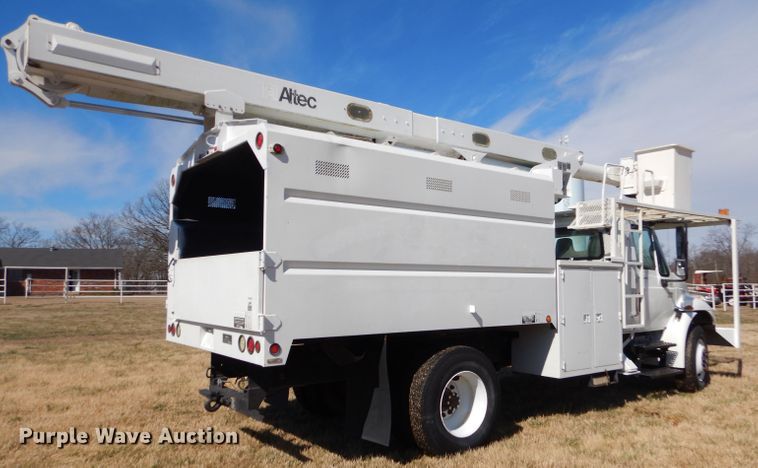 image for item GG9722 2003 International 4200 forestry bucket truck