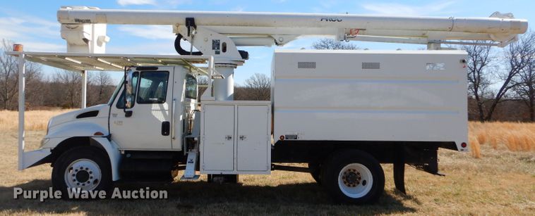 image for item GG9722 2003 International 4200 forestry bucket truck