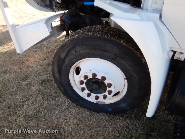 image for item GG9722 2003 International 4200 forestry bucket truck