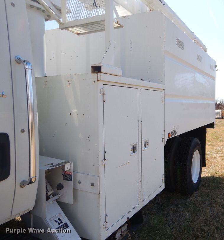 image for item GG9722 2003 International 4200 forestry bucket truck