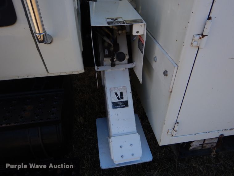 image for item GG9722 2003 International 4200 forestry bucket truck