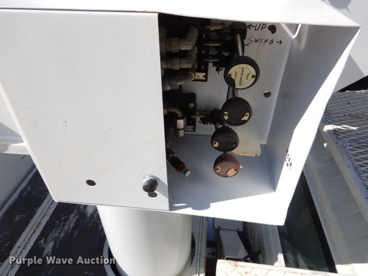 image for item GG9722 2003 International 4200 forestry bucket truck