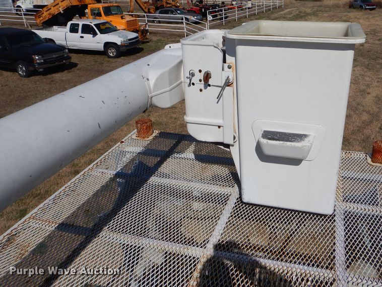 image for item GG9722 2003 International 4200 forestry bucket truck