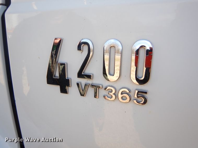 image for item GG9722 2003 International 4200 forestry bucket truck