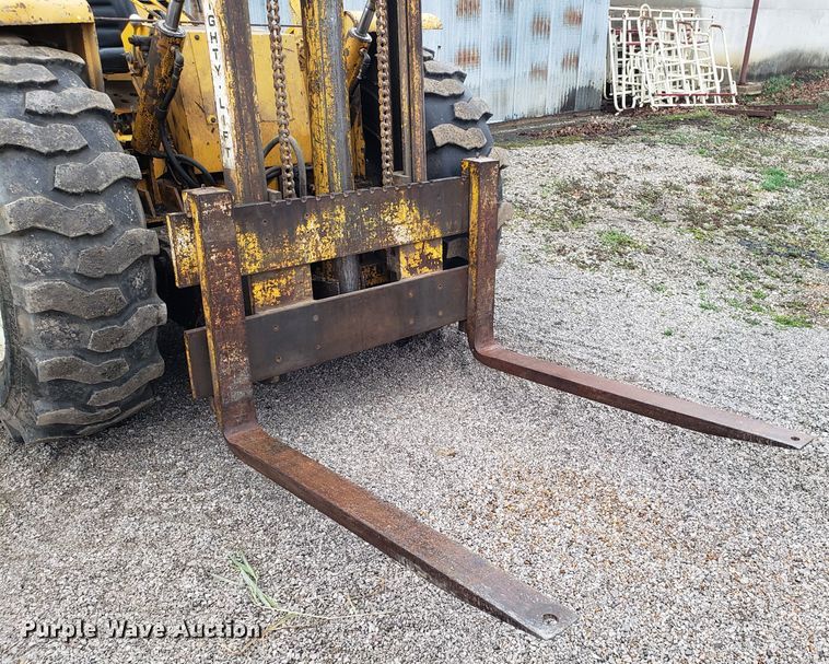 image for item GO9264 White 2-44 forklift