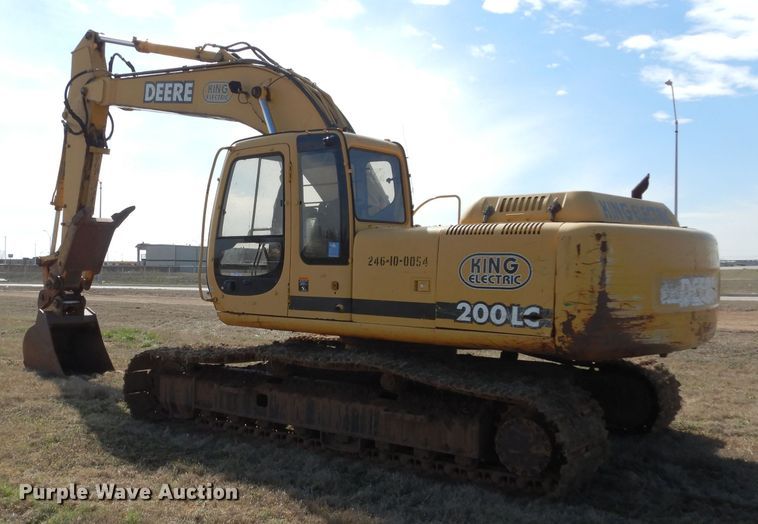 image for item GT9721 2000 John Deere 200LC excavator