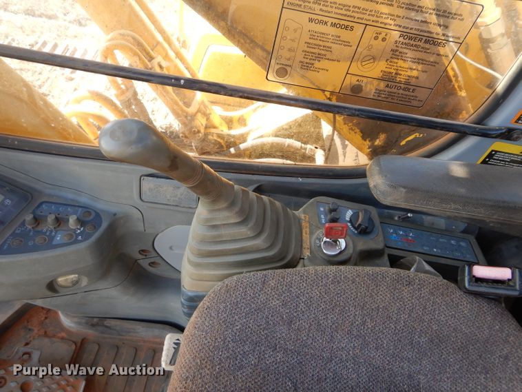 image for item GT9721 2000 John Deere 200LC excavator