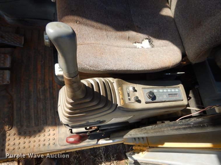 image for item GT9721 2000 John Deere 200LC excavator