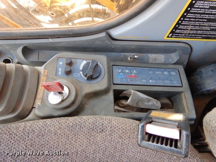 image for item GT9721 2000 John Deere 200LC excavator