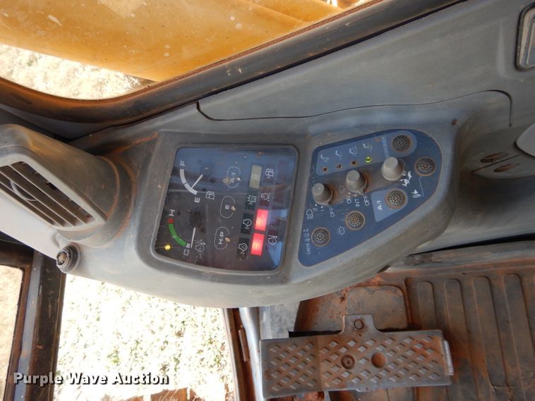 image for item GT9721 2000 John Deere 200LC excavator