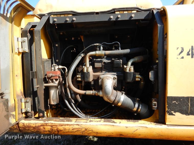 image for item GT9721 2000 John Deere 200LC excavator