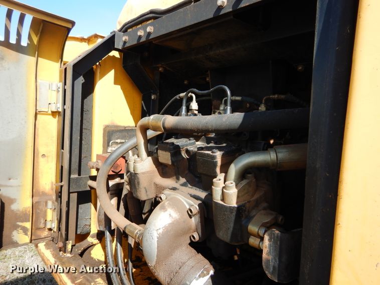 image for item GT9721 2000 John Deere 200LC excavator