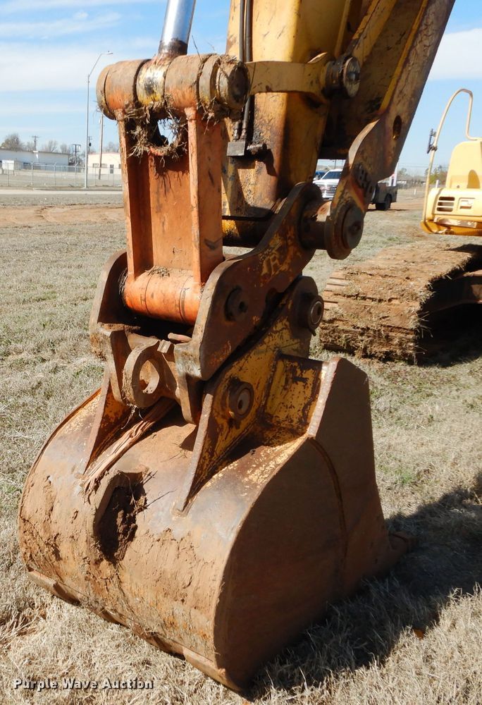 image for item GT9721 2000 John Deere 200LC excavator