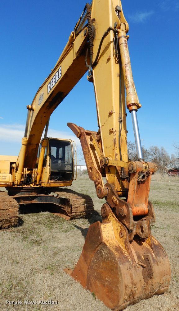 image for item GT9721 2000 John Deere 200LC excavator