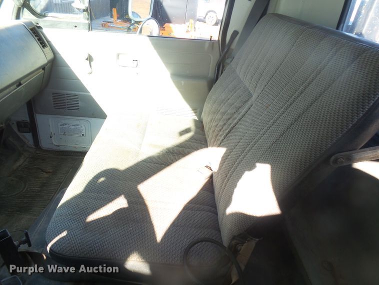 image for item GV9756 1994 GMC W5 flatbed truck