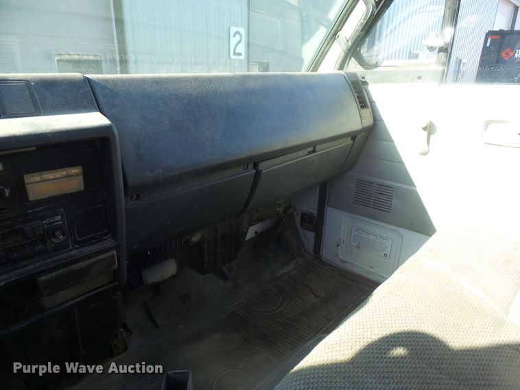 image for item GV9756 1994 GMC W5 flatbed truck