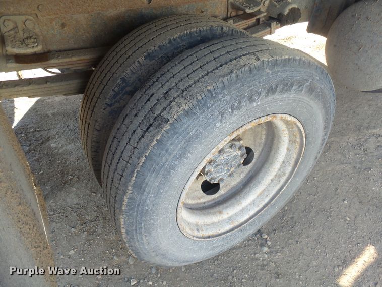 image for item GV9756 1994 GMC W5 flatbed truck